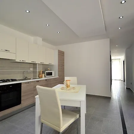 White Private Pool Вилла Алкамо